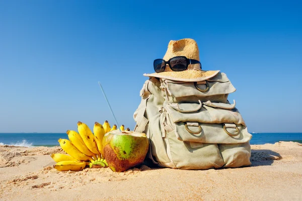 Plecak na plaży — Zdjęcie stockowe