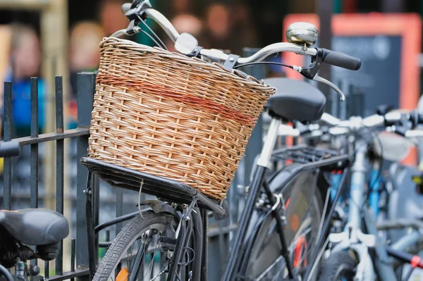 Bicicleta com cesta de vime — Fotografia de Stock