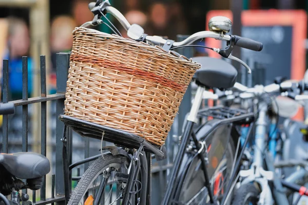 Fahrrad mit Weidenkorb — Stockfoto