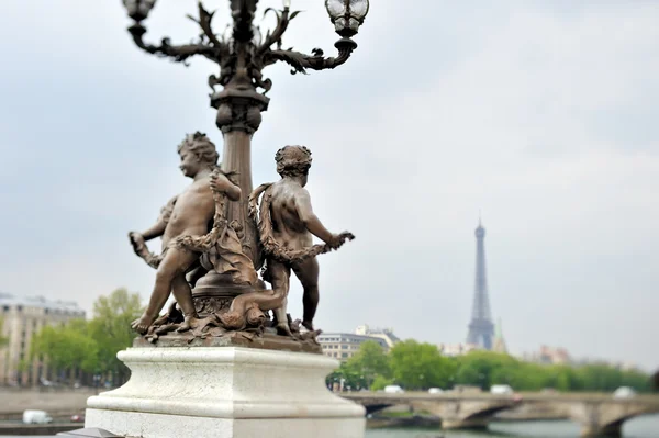 Estatuas y poste de luz — Foto de Stock