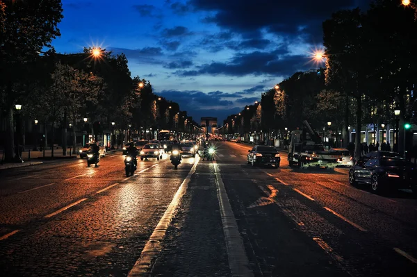 Avenue bij avond Rechtenvrije Stockfoto's