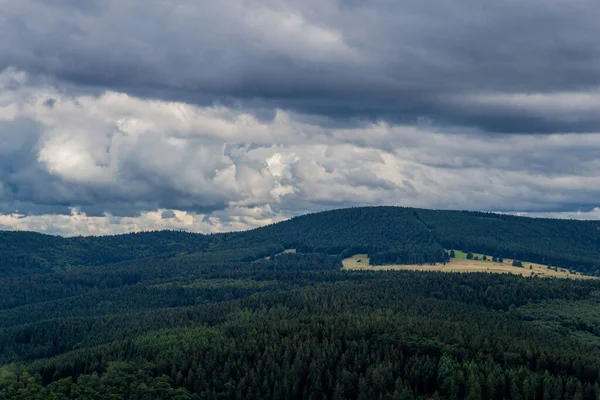 Yaz sonu yürüyüşü. Kleinschmalkalden yakınlarındaki Thuringian Ormanı 'nda.