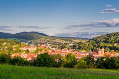Schmalkalden - Thüringen - Almanya 'nın yarım yamalak kasabası üzerinde yaz akşamı yürüyüşü