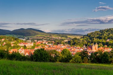 Schmalkalden - Thüringen - Almanya 'nın yarım yamalak kasabası üzerinde yaz akşamı yürüyüşü