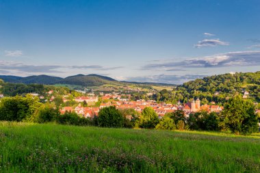 Schmalkalden - Thüringen - Almanya 'nın yarım yamalak kasabası üzerinde yaz akşamı yürüyüşü