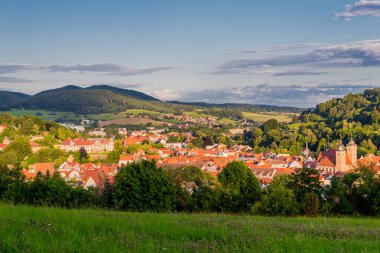 Schmalkalden - Thüringen - Almanya 'nın yarım yamalak kasabası üzerinde yaz akşamı yürüyüşü