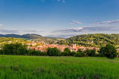 Schmalkalden - Thüringen - Almanya 'nın yarım yamalak kasabası üzerinde yaz akşamı yürüyüşü