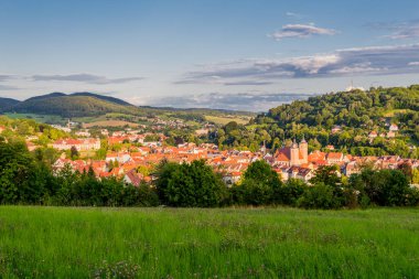 Schmalkalden - Thüringen - Almanya 'nın yarım yamalak kasabası üzerinde yaz akşamı yürüyüşü