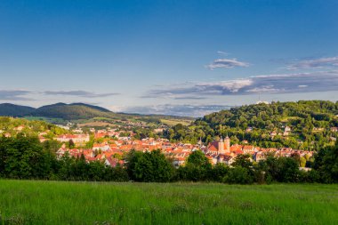 Schmalkalden - Thüringen - Almanya 'nın yarım yamalak kasabası üzerinde yaz akşamı yürüyüşü