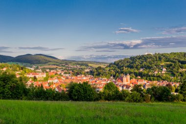 Schmalkalden - Thüringen - Almanya 'nın yarım yamalak kasabası üzerinde yaz akşamı yürüyüşü