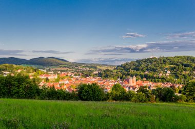 Schmalkalden - Thüringen - Almanya 'nın yarım yamalak kasabası üzerinde yaz akşamı yürüyüşü