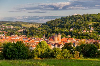 Schmalkalden - Thüringen - Almanya 'nın yarım yamalak kasabası üzerinde yaz akşamı yürüyüşü
