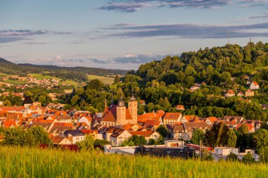 Schmalkalden - Thüringen - Almanya 'nın yarım yamalak kasabası üzerinde yaz akşamı yürüyüşü