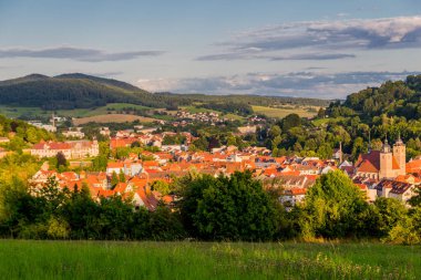 Schmalkalden - Thüringen - Almanya 'nın yarım yamalak kasabası üzerinde yaz akşamı yürüyüşü