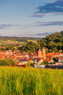 Schmalkalden - Thüringen - Almanya 'nın yarım yamalak kasabası üzerinde yaz akşamı yürüyüşü