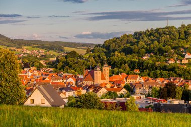 Schmalkalden - Thüringen - Almanya 'nın yarım yamalak kasabası üzerinde yaz akşamı yürüyüşü