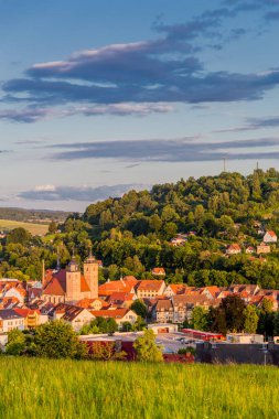 Schmalkalden - Thüringen - Almanya 'nın yarım yamalak kasabası üzerinde yaz akşamı yürüyüşü