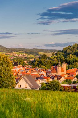 Schmalkalden - Thüringen - Almanya 'nın yarım yamalak kasabası üzerinde yaz akşamı yürüyüşü