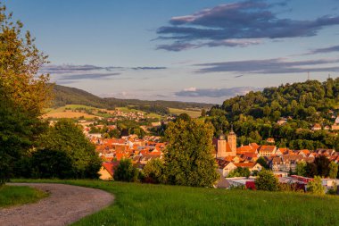 Schmalkalden - Thüringen - Almanya 'nın yarım yamalak kasabası üzerinde yaz akşamı yürüyüşü