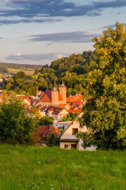 Schmalkalden - Thüringen - Almanya 'nın yarım yamalak kasabası üzerinde yaz akşamı yürüyüşü