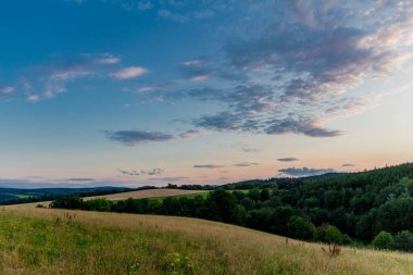 Schmalkalden - Thüringen - Almanya 'nın yarım yamalak kasabası üzerinde yaz akşamı yürüyüşü