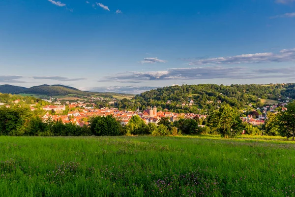 Schmalkalden - Thüringen - Almanya 'nın yarım yamalak kasabası üzerinde yaz akşamı yürüyüşü