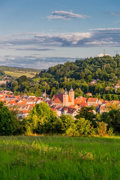 Schmalkalden - Thüringen - Almanya 'nın yarım yamalak kasabası üzerinde yaz akşamı yürüyüşü