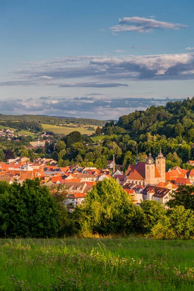 Schmalkalden - Thüringen - Almanya 'nın yarım yamalak kasabası üzerinde yaz akşamı yürüyüşü