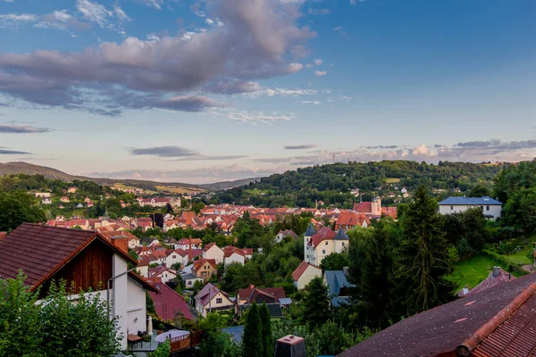 Schmalkalden - Thüringen - Almanya 'nın yarım yamalak kasabası üzerinde yaz akşamı yürüyüşü