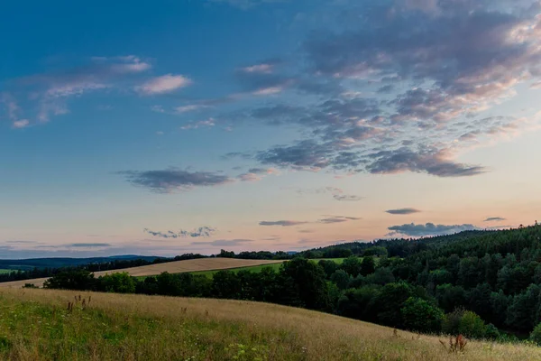Schmalkalden - Thüringen - Almanya 'nın yarım yamalak kasabası üzerinde yaz akşamı yürüyüşü