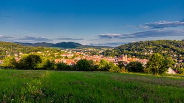 Schmalkalden - Thüringen - Almanya 'nın yarım yamalak kasabası üzerinde yaz akşamı yürüyüşü