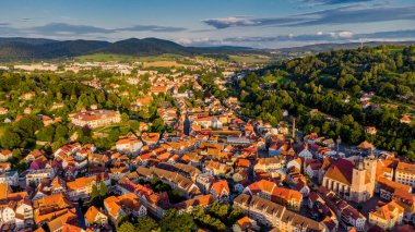 Schmalkalden - Thüringen - Almanya 'nın yarım yamalak kasabası üzerinde yaz akşamı yürüyüşü