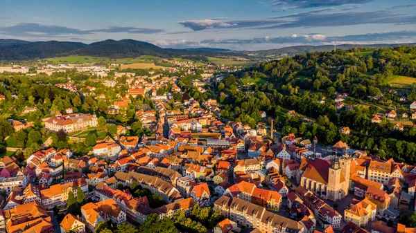 Schmalkalden - Thüringen - Almanya 'nın yarım yamalak kasabası üzerinde yaz akşamı yürüyüşü