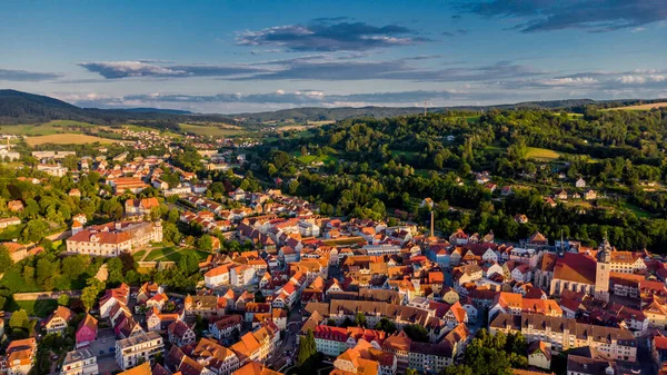 Schmalkalden - Thüringen - Almanya 'nın yarım yamalak kasabası üzerinde yaz akşamı yürüyüşü