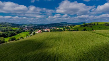 Schmalkalden yakınlarında yaz sonu tahıl hasadı - Thüringen - Almanya