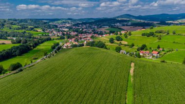 Schmalkalden yakınlarında yaz sonu tahıl hasadı - Thüringen - Almanya