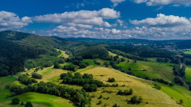 Schmalkalden yakınlarında yaz sonu tahıl hasadı - Thüringen - Almanya