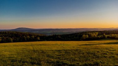 Yaz keşfi turu Steinbach-Hallenberg yakınlarındaki Thuringian Ormanı 'nda