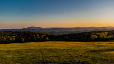 Yaz keşfi turu Steinbach-Hallenberg yakınlarındaki Thuringian Ormanı 'nda