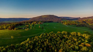 Yaz keşfi turu Steinbach-Hallenberg yakınlarındaki Thuringian Ormanı 'nda