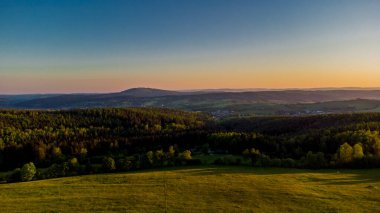 Yaz keşfi turu Steinbach-Hallenberg yakınlarındaki Thuringian Ormanı 'nda