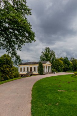 Weimar 'ın klasik şehrinde ve Ilm-Thüringen' deki güzel parkında sonbahar yürüyüşü