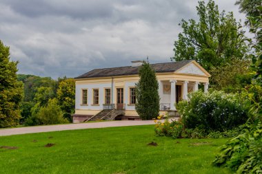 Weimar 'ın klasik şehrinde ve Ilm-Thüringen' deki güzel parkında sonbahar yürüyüşü