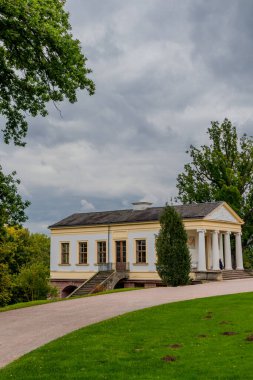 Weimar 'ın klasik şehrinde ve Ilm-Thüringen' deki güzel parkında sonbahar yürüyüşü