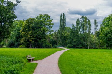 Weimar 'ın klasik şehrinde ve Ilm-Thüringen' deki güzel parkında sonbahar yürüyüşü