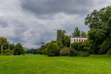Weimar 'ın klasik şehrinde ve Ilm-Thüringen' deki güzel parkında sonbahar yürüyüşü