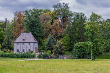 Weimar 'ın klasik şehrinde ve Ilm-Thüringen' deki güzel parkında sonbahar yürüyüşü