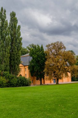 Weimar 'ın klasik şehrinde ve Ilm-Thüringen' deki güzel parkında sonbahar yürüyüşü