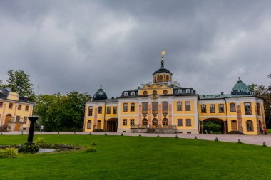 Weimar 'ın klasik şehrinde ve Ilm-Thüringen' deki güzel parkında sonbahar yürüyüşü