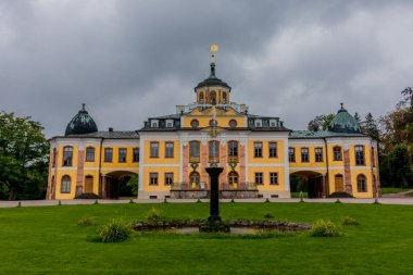 Weimar 'ın klasik şehrinde ve Ilm-Thüringen' deki güzel parkında sonbahar yürüyüşü